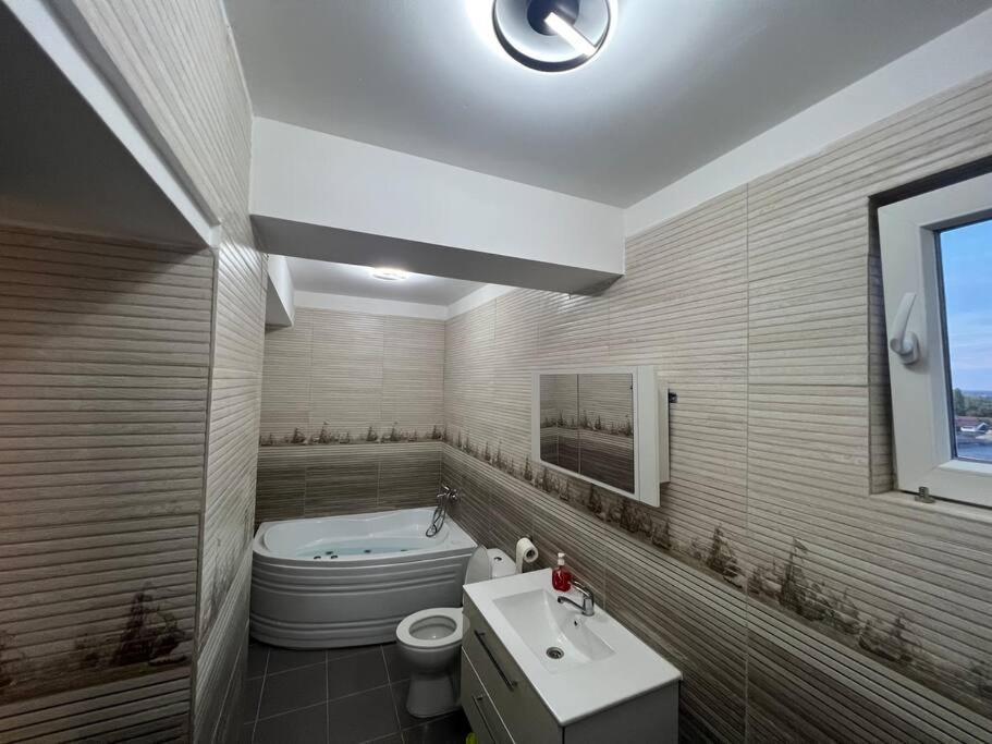 Lovely Flat With Bathtub 5 Mins From Center Craiova Luaran gambar